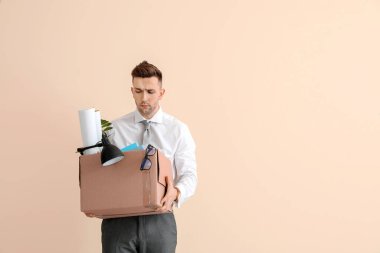 Renkli arka planda kovulan üzgün adam