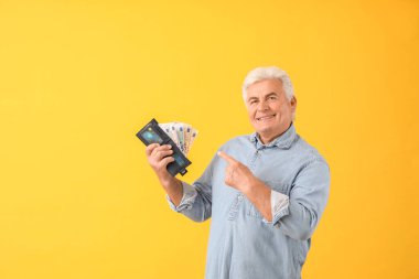 Renkli çantalı son sınıf öğrencisi.