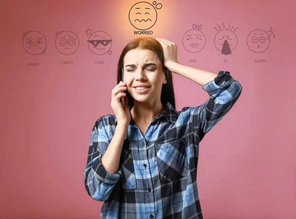 Retrato Mujer Joven Preocupada Con Teléfono Móvil Emoticonos Dibujados Fondo — Foto de Stock