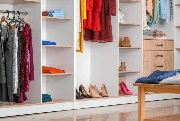 Stijlvolle Kleding Schoenen Moderne Winkel — Stockfoto