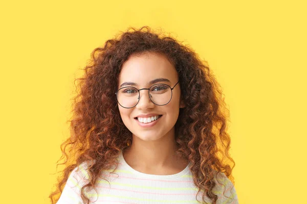 Renkli Arka Planda Sağlıklı Dişleri Olan Mutlu Kadın — Stok fotoğraf