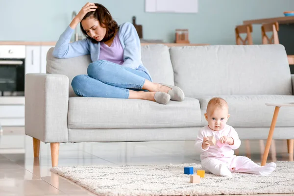 Ung Kvinna Som Lider Depression Efter Födseln Hemmet — Stockfoto