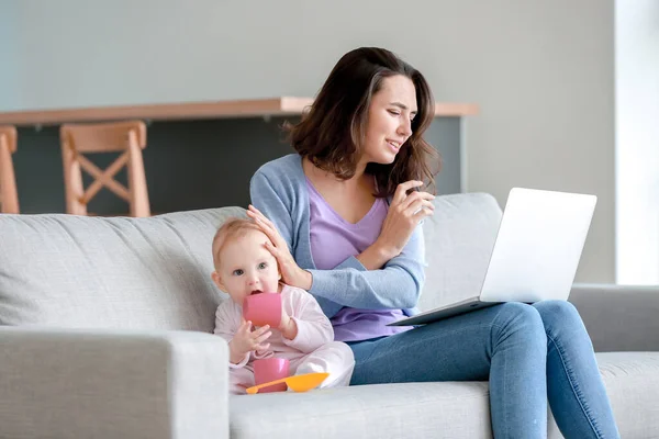 Ung Kvinna Med Bärbar Dator Lider Postnatal Depression Hemma — Stockfoto