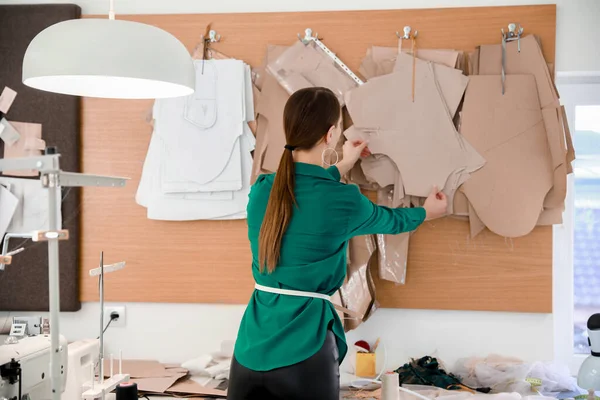 Vrouwelijke Kleermaker Werkzaam Modern Atelier — Stockfoto
