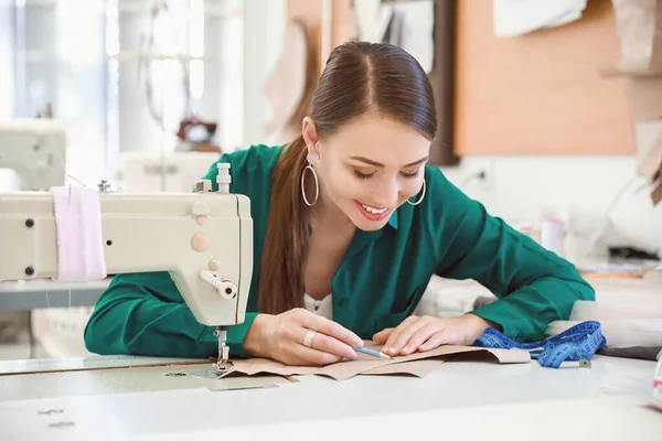 Female Tailor Working Modern Atelier — Stock Photo, Image