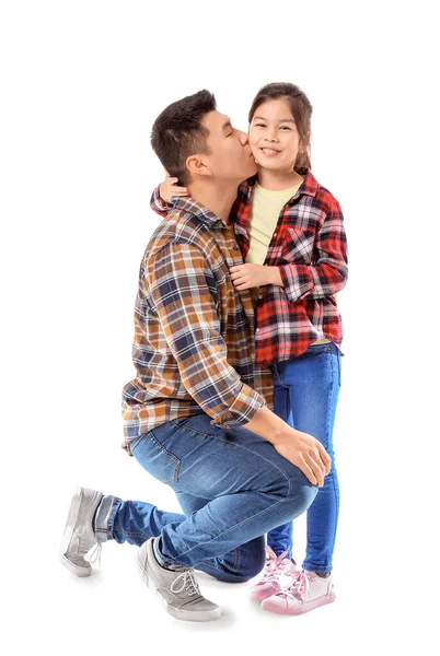 Glad Asiatisk Man Kysser Sin Lilla Dotter Vit Bakgrund — Stockfoto