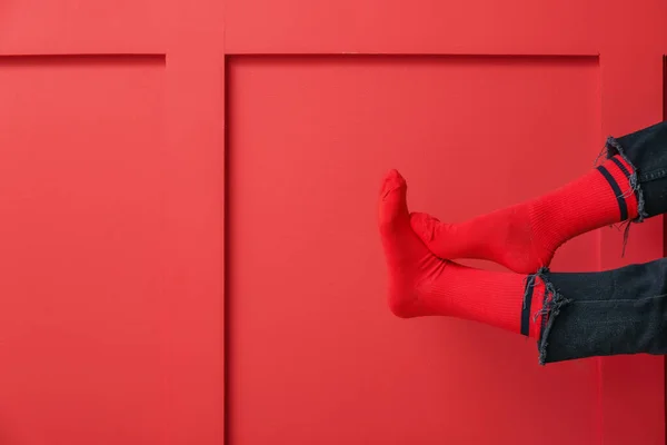 Ноги Молодої Жінки Шкарпетках Джинсах Кольоровому Фоні — стокове фото