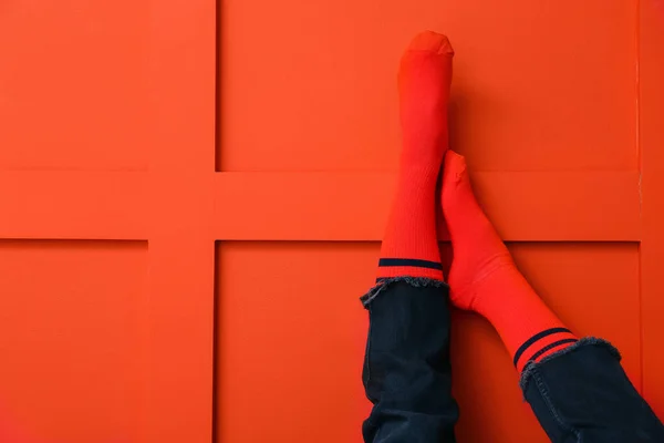 Las Piernas Mujer Joven Calcetines Vaqueros Sobre Fondo Color — Foto de Stock