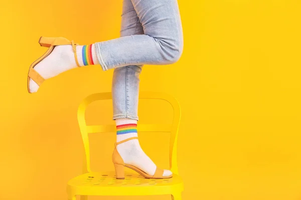 Beine Einer Jungen Frau Socken Und Sandalen Stehen Auf Stuhl — Stockfoto