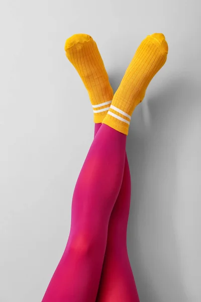 Beine Einer Jungen Frau Socken Und Strumpfhosen Auf Hellem Hintergrund — Stockfoto