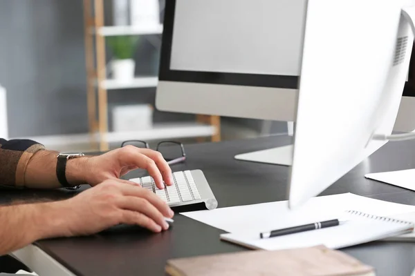 Programador Masculino Trabajando Oficina Primer Plano — Foto de Stock