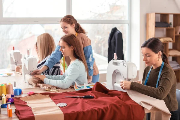 Young Women Tailor Class Atelier — Stock Photo, Image
