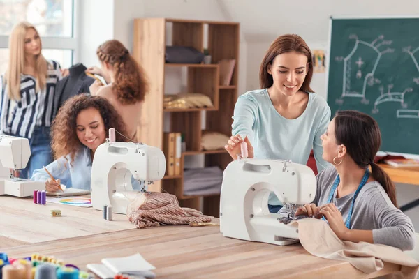 Jonge Vrouw Met Leraar Tijdens Kleermakersklas Atelier — Stockfoto