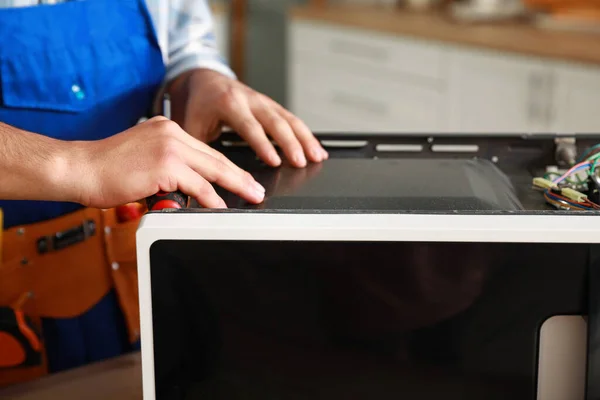 Worker Repairing Microwave Oven Kitchen Closeup — Stock Photo, Image