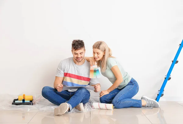 Young Couple Choosing Color Wall — Stock Photo, Image