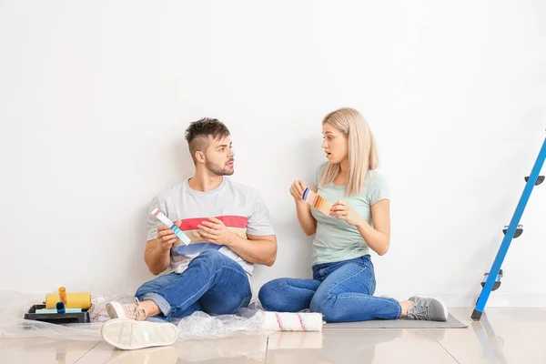 Young Couple Choosing Color Wall — 스톡 사진