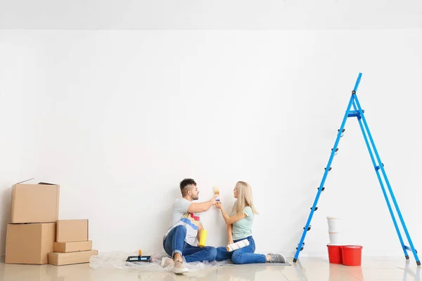 Pareja Joven Eligiendo Color Pared —  Fotos de Stock