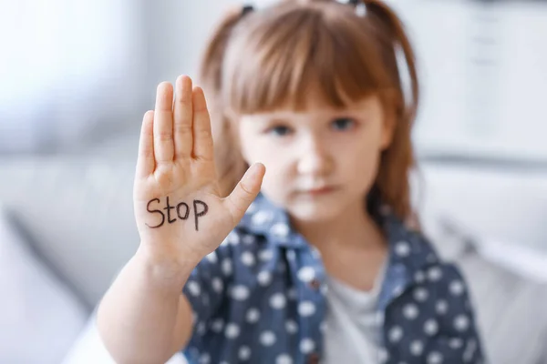Kleines Mädchen Mit Dem Wort Stop Auf Der Handfläche Hause — Stockfoto
