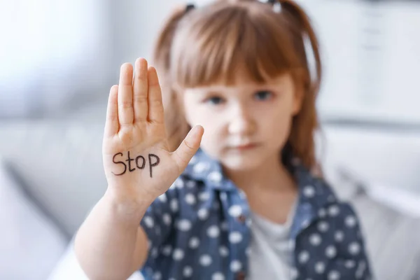 Ragazzina Con Una Parola Stop Sul Palmo Della Mano Casa — Foto Stock