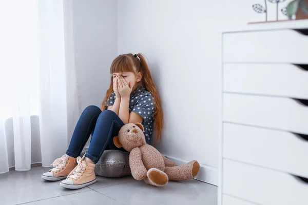 Φοβισμένο Κοριτσάκι Κάθεται Στη Γωνία Στο Σπίτι Έννοια Της Βίας — Φωτογραφία Αρχείου