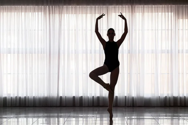 Silhueta Bela Bailarina Jovem Estúdio Dança — Fotografia de Stock