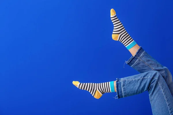 Ноги Молодої Жінки Смугастих Шкарпетках Кольоровому Фоні — стокове фото