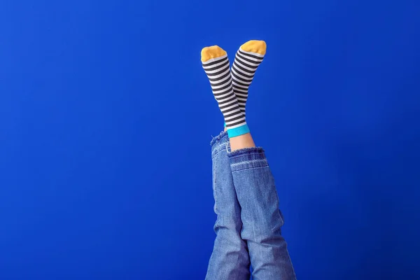 Piernas Mujer Joven Calcetines Rayas Sobre Fondo Color — Foto de Stock