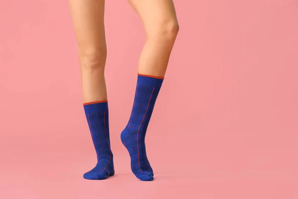 Ноги Молодой Женщины Носках Цветном Фоне — стоковое фото