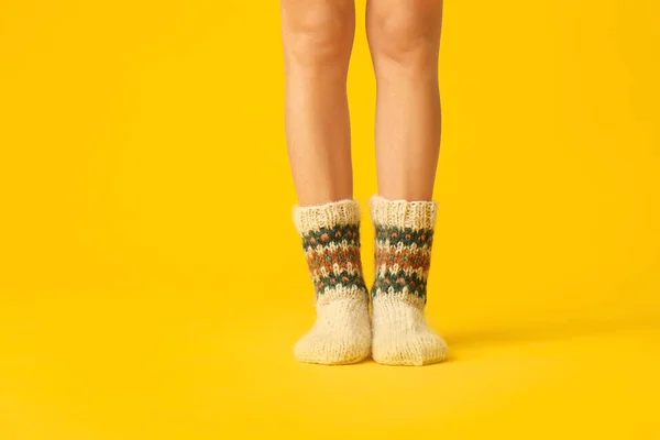 Ноги Молодої Жінки Теплих Язаних Шкарпетках Кольоровому Фоні — стокове фото