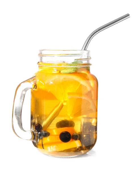 Einmachglas Mit Kaltem Tee Auf Weißem Hintergrund — Stockfoto