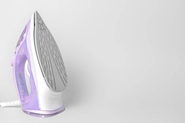 Gri arkaplanda elektrikli ütü