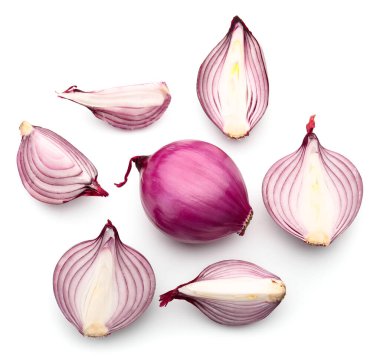 Beyaz arkaplanda taze çiğ soğan