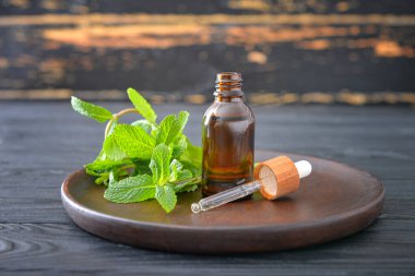 Masada bir şişe nane yağı var.