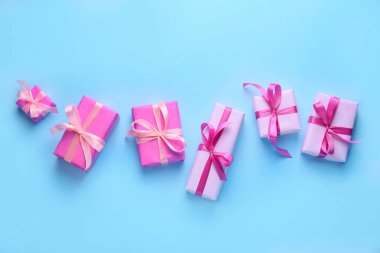 Renk arkaplanında birçok doğum günü hediyesi