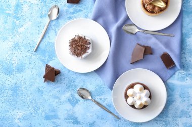 Renkli arka planda farklı lezzetli kekler