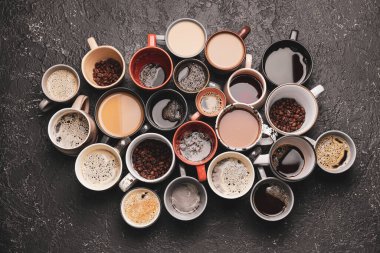 Koyu arka planda birçok farklı kahve fincanı