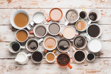 Ahşap arka plan üzerinde farklı kahve