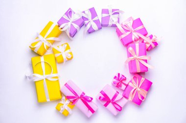 Beyaz arkaplanda doğum günü hediyelerinden yapılmış çerçeve