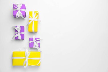 Beyaz arkaplanda birçok doğum günü hediyesi