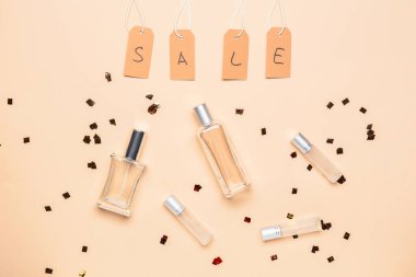 Renkli arka planda satılık parfüm şişeleri