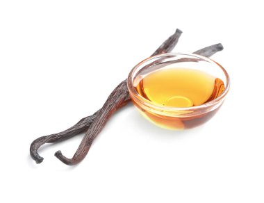 Beyaz arkaplanda vanilya özlü kase