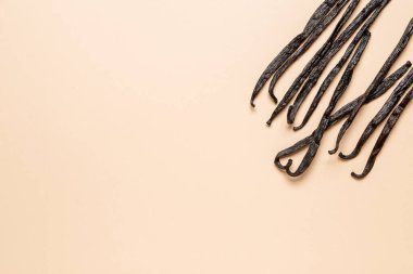 Aromatik vanilya renkli arka plan üzerinde sopa