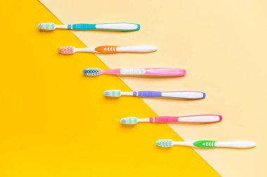 Renkli arkaplanda diş fırçaları