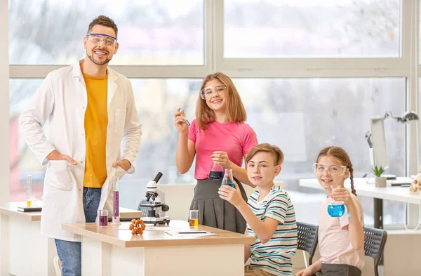 Professor Que Conduz Aula Química Sala Aula — Fotografia de Stock