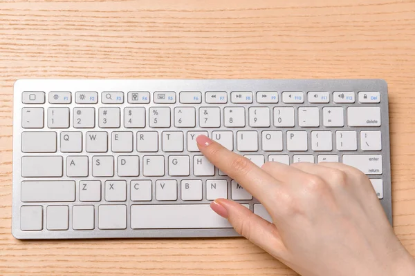 Mão Feminina Com Teclado Computador Fundo Madeira — Fotografia de Stock