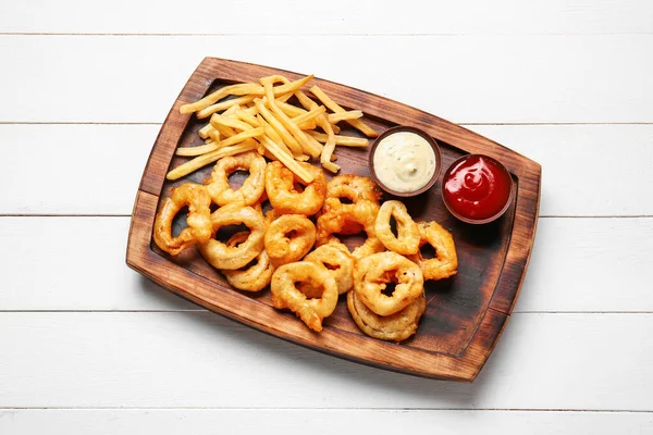 Plateau Avec Rondelles Oignon Savoureux Sauces Sur Fond Bois Blanc — Photo