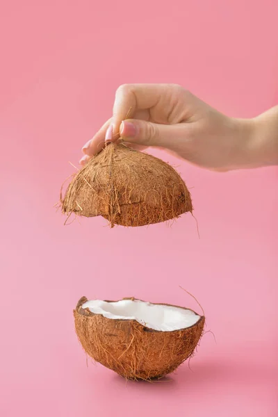 Weibliche Hand Mit Schmackhafter Kokosnuss Auf Farbigem Hintergrund — Stockfoto