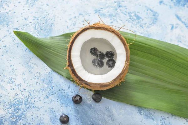 Sabroso Coco Con Agua Arándanos Sobre Fondo Color —  Fotos de Stock