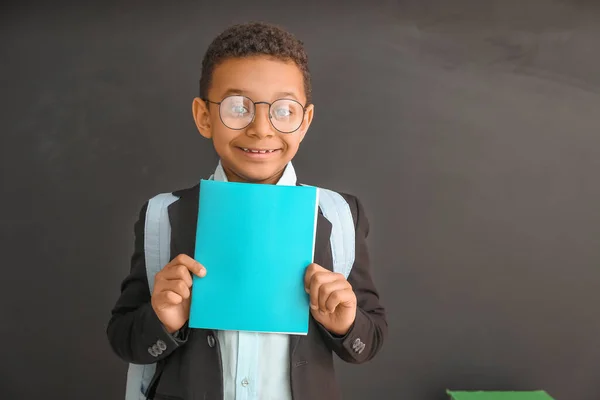 Estudante Afro Americano Bonito Perto Quadro Negro Sala Aula — Fotografia de Stock