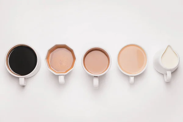 Tazze Caffè Brocca Diversi Con Latte Sfondo Chiaro — Foto Stock